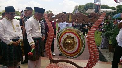 Ditandai Pemukulan Gong Oleh Gubri, Pacu Jalur Resmi Dibuka